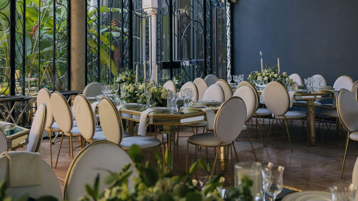 Mesa montada para un evento en la casa